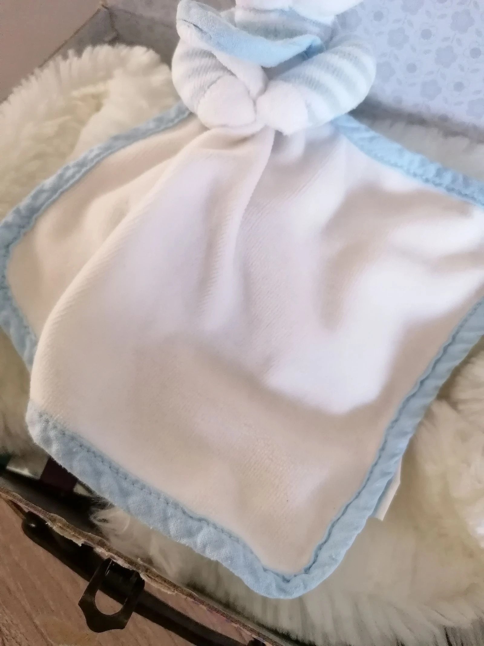 Pelúcia de coelho segurando seu lenço, branco e azul céu klorane – photo 3